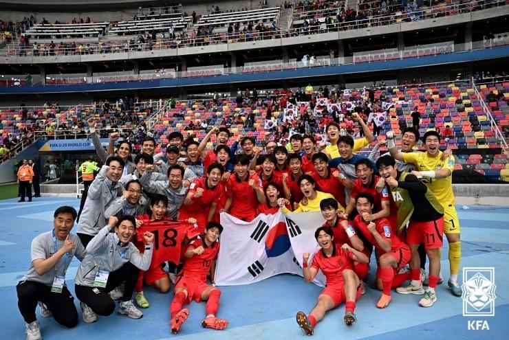 Timnas sepak bola Korea berkumpul bersama untuk foto setelah memastikan kemajuan mereka ke semifinal Piala Dunia FIFA U-20 2023 yang diadakan di Stadion Santiago del Estero di Argentina pada tanggal 4 Juni (waktu setempat).