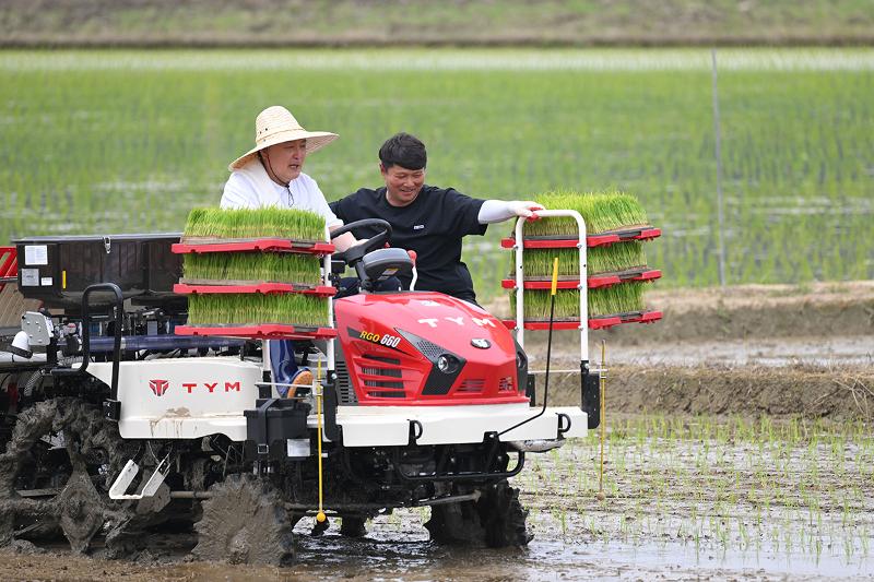 Pada tanggal 7 Juni, Presiden Yoon Suk Yeol mengunjungi lokasi penanaman padi Dream Farming Cooperative Corp. (terjemahan tidak resmi) di Imcheon-myeon, Buyeo-gun, Provinsi Chungcheongnam. Presiden Yoon menanam padi dengan mesin penanaman padi otonom. Mesin tersebut dikembangkan dengan teknologi Korea dan lulus inspeksi nasional untuk mesin pertanian otonom untuk pertama kalinya di Korea pada Mei lalu. (Kantor Kepresidenan)