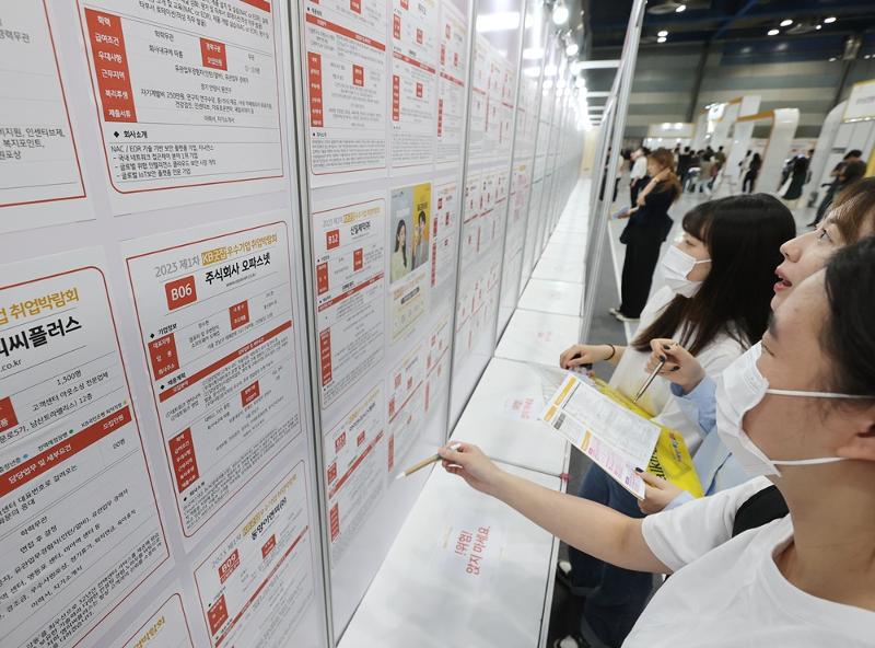 Para pelamar sedang melihat lowongan pekerjaan di 2023 1st KB Good Job Excellent Company Job Fair yang diadakan di COEX, Gangnam-gu, Seoul pada pagi hari tanggal 22 Mei. (Yonhap News)