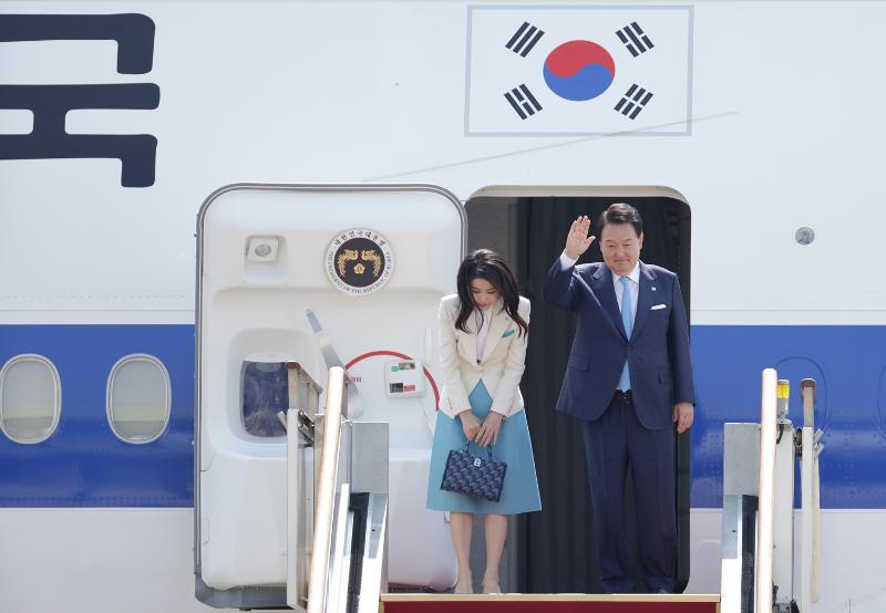 Presiden Yoon Suk Yeol dan Ibu Negara Kim Keon Hee mengucapkan salam kepada para tamu saat menaiki pesawat pada tanggal 19 Juni di Bandara Seoul untuk melakukan kunjungan ke Prancis dan Vietnam. (Kim Sunjoo) 