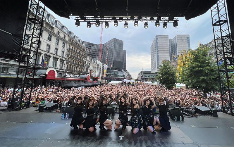 Grup CSR berfoto bersama para penonton setelah tampil pada acara Hallyu Town in Belgium yang digelar pada tanggal 17-18 Juni (waktu setempat) di Place de Brouckere, Belgia. (Tangkapan layar Instagram CSR) 