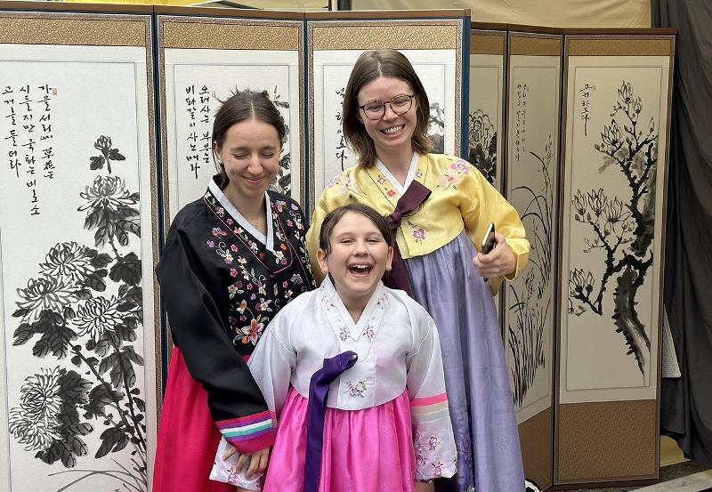 Para pengunjung Hallyu Town in Belgium sedang mencoba hanbok. (Yonhap News) 