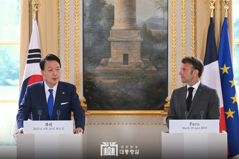 Presiden Yoon Suk Yeol (kiri) dan Presiden Prancis Emmanuel Macron memberikan konferensi pers bersama pada tanggal 20 Juni (waktu setempat) di Istana Elysee, Paris, Prancis. (Kantor Kepresidenan Republik Korea) 