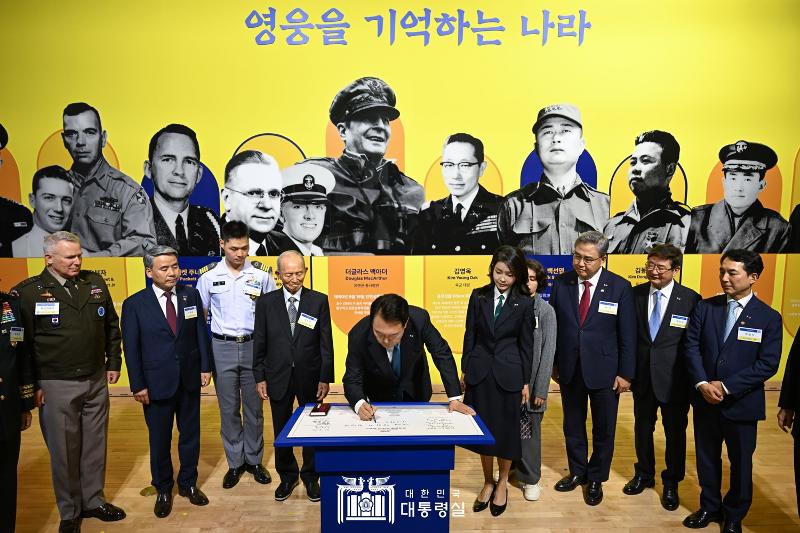 Presiden Yoon Suk Yeol (tengah) sedang menulis buku tamu di Pameran Khusus Peringatan 70 Tahun Aliansi Korea-AS yang diadakan di Museum Sejarah Korea di Jongno-gu, Seoul pada tanggal 25 Juni.