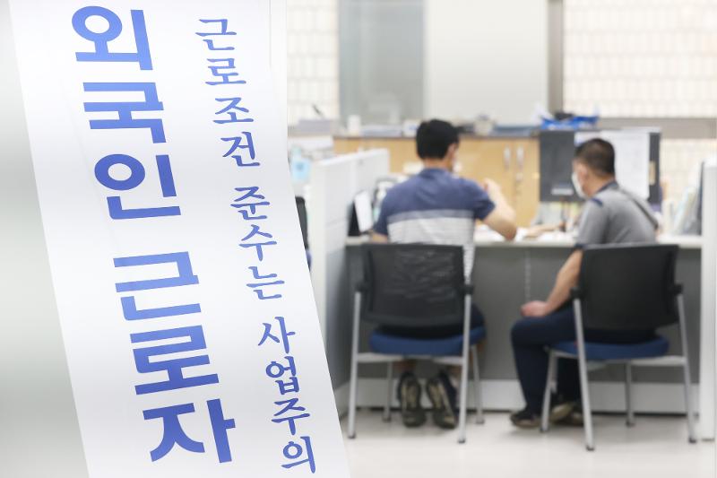 Foto di atas menunjukkan seorang warga asing yang sedang melihat proses pendaftaran izin kerja di sebuah pusat perekrutan tenaga kerja yang berada di Seoul pada tanggal 19 September 2022. (Yonhap News) 