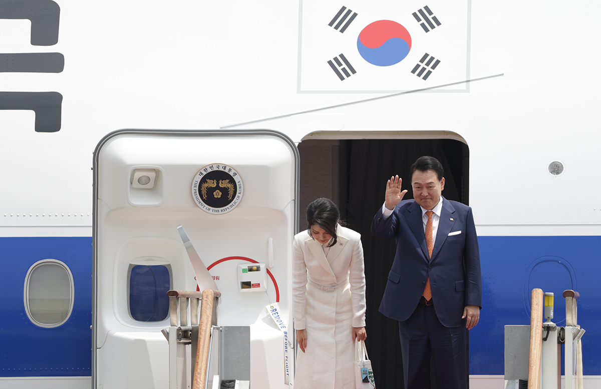 Presiden Yoon Suk Yeol dan Ibu Negara Kim Keon Hee menaiki Air Force One dan memberi salam pada tanggal 10 Juli di Bandara Seoul di Seongnam, Provinsi Gyeonggi. Presiden Yoon dan Ibu Kim akan menghadiri KTT Pakta Pertahanan Atlantik Utara (NATO) di Lituania dan melakukan kunjungan resmi ke Polandia. (Kim Sunjoo)