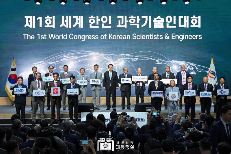 Presiden Yoon Suk Yeol (keenam dari kiri pada barus belakang) berfoto bersama para kepala asosiasi ilmu pengetahuan dan teknologi Korea yang berada di luar Korea. Presiden Yoon dan para kepala asosiasi tersebut hadir dalam acara The 1st World Congress of Korean Scientists & Engineers yang digelar pada tanggal 5 Juli di The Korea Science and Technology Center, Gangnam-gu, Seoul.