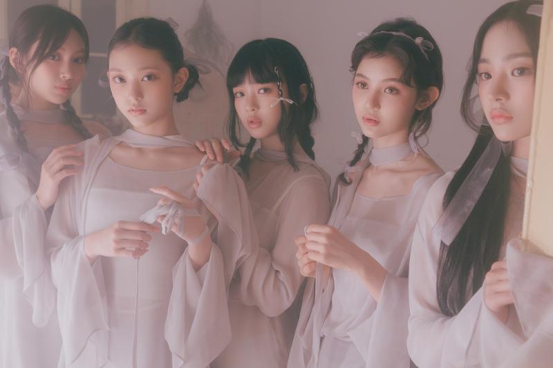 NewJeans akan merilis album mini kedua mereka yang berjudul Get Up pada tanggal 21 Juli. Dari kiri ke kanan: Hyein, Haerin, Hanni, Danielle, dan Minji. 