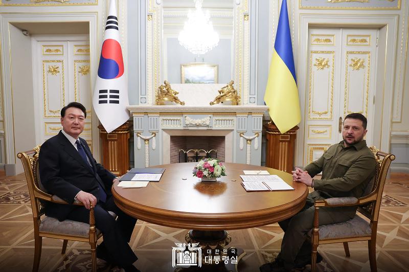 Presiden Yoon Suk Yeol (kiri) mengadakan pertemuan puncak dengan Presiden Ukraina Volodymyr Zelenskyy pada tanggal 15 Juli (waktu setempat) di Istana Mariinsky, kediaman presiden di Kyiv. Presiden Yoon sedang melakukan kunjungan ke Ukraina.