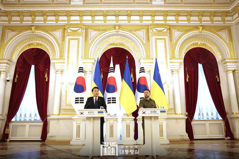 Presiden Yoon Suk Yeol (kiri) mengadakan konferensi pers bersama Presiden Ukraina Volodymyr Zelenskyy setelah mengadakan KTT di Istana Mariinsky, kediaman presiden di Kyiu pada tanggal 15 Juli (waktu setempat). Presiden Yoon sedang melakukan kunjungan ke Ukraina.