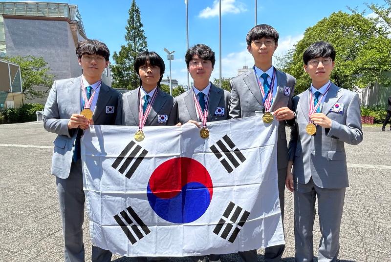 Seluruh siswa perwakilan Korea meraih medali emas pada Olimpiade Fisika Internasional ke-53 yang diselenggarakan pada tanggal 10-17 Juli di Tokyo, Jepang. Dari kiri ke kanan: Lee Hyeonchae (Seoul Science High School kelas 3), Suh kyumin (Seoul Science High School kelas 3), Noh Ian (Seoul Science High School kelas 3), Han Jongyoon (Gyeonggi Science High School for the Gifted), dan Lee Junsuh (Seoul Science High School kelas 3). (Kementerian Ilmu Pengetahuan dan Teknologi Informasi) 