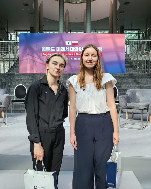 Edyta Slotwinska (kiri) dan Roksana Skibinska (kanan), dua mahasiswi yang berbagi cerita di hapadan Presiden Yoon dan semua tamu undangan. (Fetty Asihta Kencana Putri)