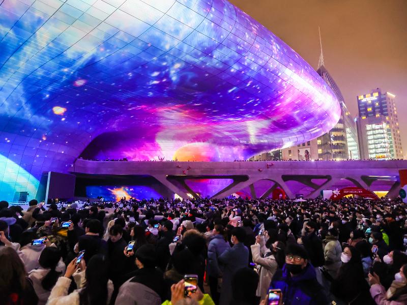 Penampilan pameran Seoul Light DDP yang dibordir dengan cahaya di dinding luar Dongdaemun Design Plaza (DDP),Dongdaemun-gu, Seoul. (Seoul Design Foundation)