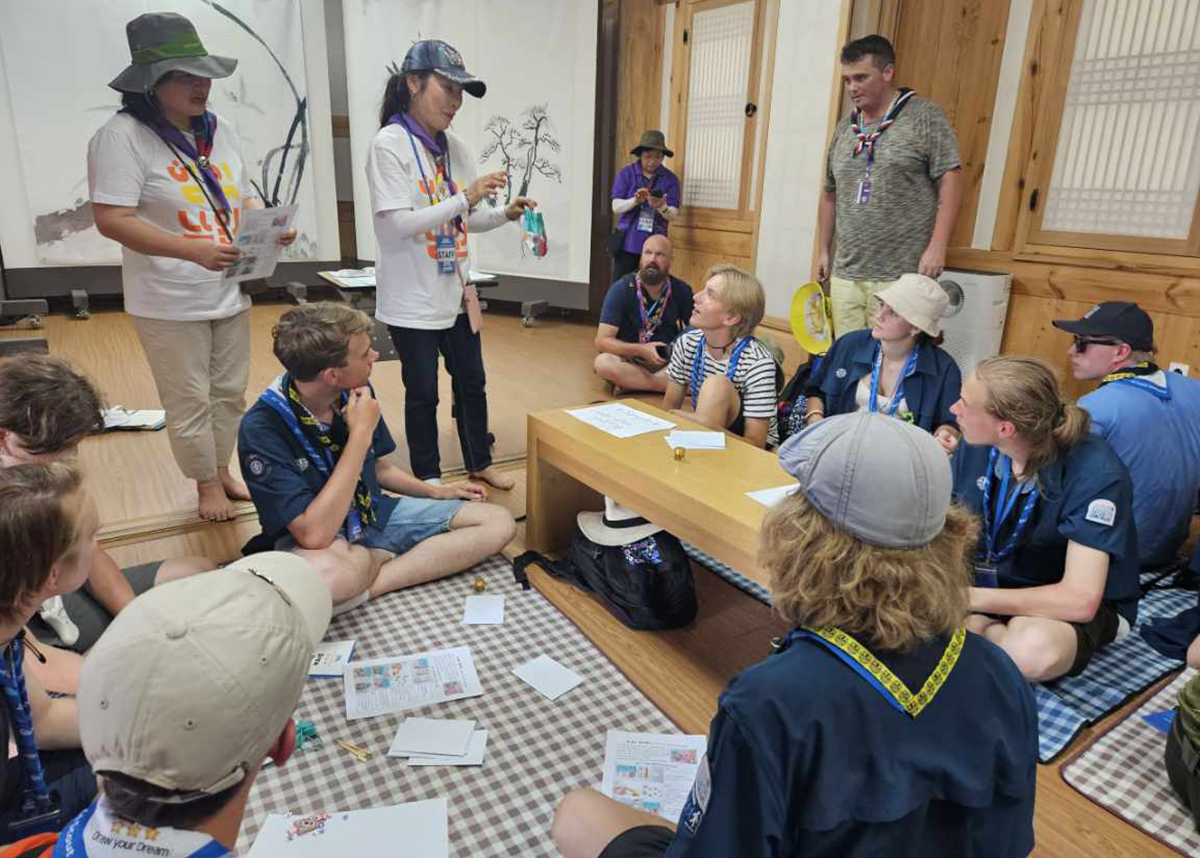 Para pramuka yang berpartisipasi dalam Jambore Pramuka Dunia ke-25 Saemangeum 2023 mengikuti program membuat kantung berkah tradisional dan mendengarkan penjelasan. Program tersebut diadakan sebagai bagian dari program hubungan regional pada tanggal 3 Agustus di Gwanghalluwon, Namwon, Provinsi Jeollabuk. (Kota Namwon)