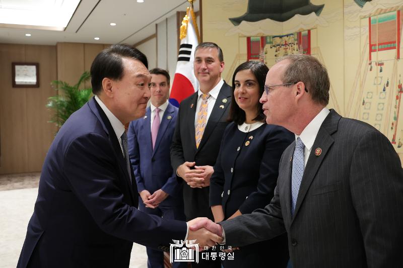 Presiden Yoon Suk Yeol (kiri) berjabat tangan dengan salah satu perwakilan Kongres AS, Greg Murphy, pada tanggal 31 Juli di Kantor Kepresidenan Republik Korea, Yongsan, Seoul. (Kantor Kepresidenan Republik Korea)