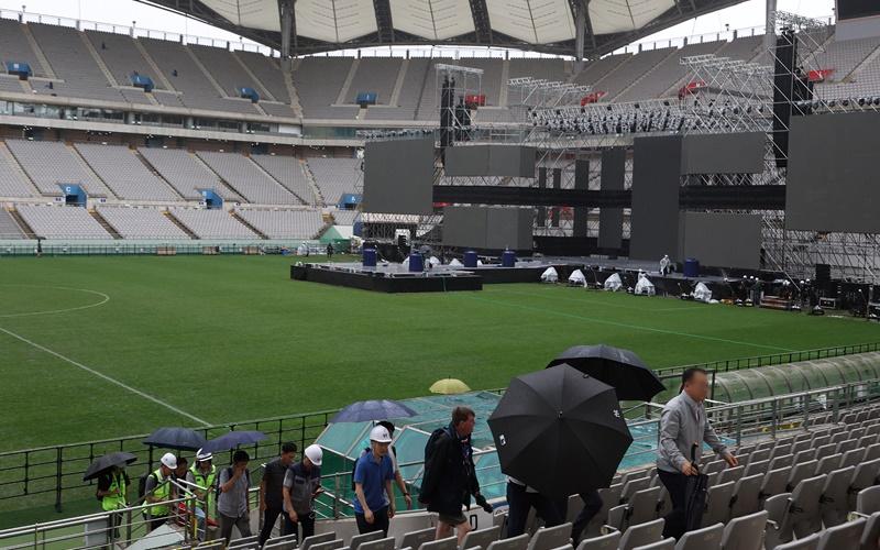 Pada sore hari tanggal 10 Agustus, para pejabat memeriksa tempat Jambore Pramuka Dunia Saemangeum 2023 K-Pop Super Live di Stadion Piala Dunia Seoul di Mapo-gu, Seoul. (Yonhap News)