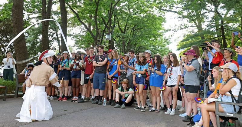 Para peserta Jambore Dunia Saemangeum yang berasal dari Inggris menonton pertunjukan grup seni Teater Jeongdong pada tanggal 8 Agustus di Cheong Wa Dae, Jongno-gu, Seoul. 