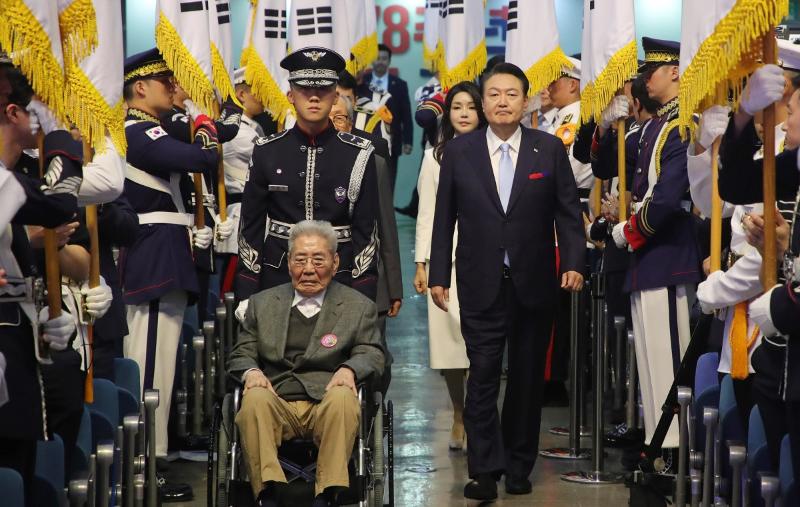  Presiden Yoon Suk Yeol (kanan) dan Ibu Negara Kim Keon Hee memasuki ruang upacara peringatan Hari Kemerdekaan Korea yang ke-78 bersama dengan seorang pejuang kemerdekaan yang bernama Oh Seong-gyu. Upacara tersebut digelar pada tanggal 15 Agustus di auditorium Universitas Wanita Ewha, Seodaemun-gu, Seoul. Oh dahulu merupakan Tentara Pembebasan Korea dan menjadi satu-satunya pejuang kemerdekaan yang masih hidup di Jepang. Oh kembali ke Korea pada tanggal 13 Agustus untuk menghabiskan akhir hidupnya di tanah airnya. (Yonhap News)