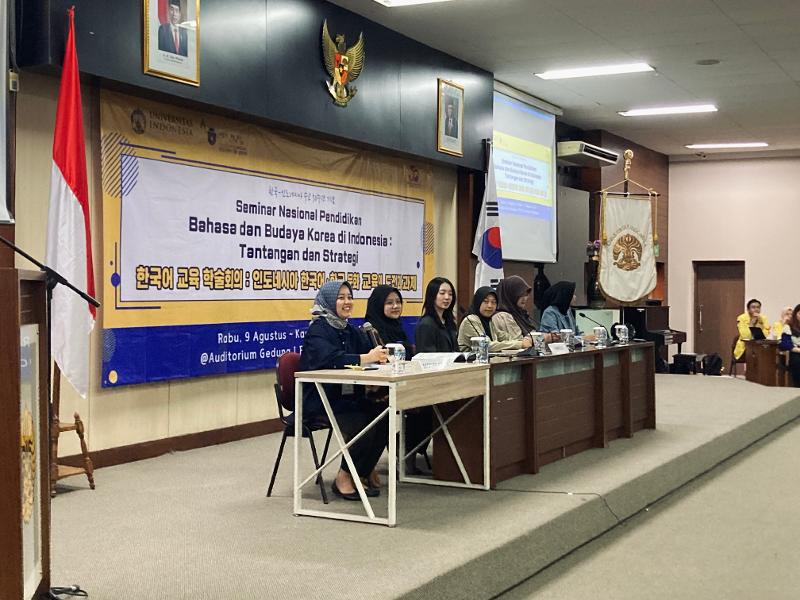 Pemelajar bahasa Korea memaparkan penelitian tentang bahasa dan budaya Korea