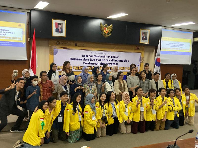 Penyelenggara, panitia, dan pendukung acara seminar sedang berfoto bersama