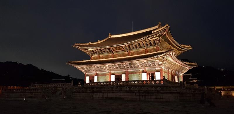 Pemandangan malam Istana Gyeongbokgung. (Akun X resmi Istana Gyeongbokgung) 