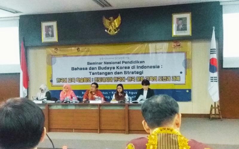 Seminar hari kedua dimoderatori oleh Rostineu dari UI (paling kiri). Panelis pada hari itu dari kedua dari kiri hingga ke paling kanan adalah Alfinana dari UGM, Zaini dari UI, dan Nam Kyeongnan dari KSI (paling kanan). 