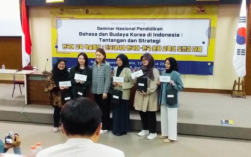 Dari kiri ke kanan: Maulia dari KSIC, Mellyana dari UI, Bae Sun-mook (guru KSIC), Roro dari UGM, Salsa dari UNAS, dan Alfia dari UPI.