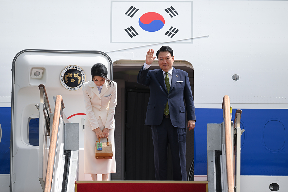 Presiden Yoon Suk Yeol dan Ibu Negara Kim Keon Hee memberikan salam kepada para pejabat yang hadir pada tanggal 5 September di Pesawat Air Force One yang akan lepas landas dari Bandara Seoul, Kota Seongnam, Provinsi Gyeonggi. Presiden Yoon dan Ibu Kim akan mengunjungi Indonesia untuk menghadiri KTT ASEAN, lalu mengunjungi India untuk menghadiri KTT G20. (Kang Min Seok, Kantor Layanan Keamanan Presiden)