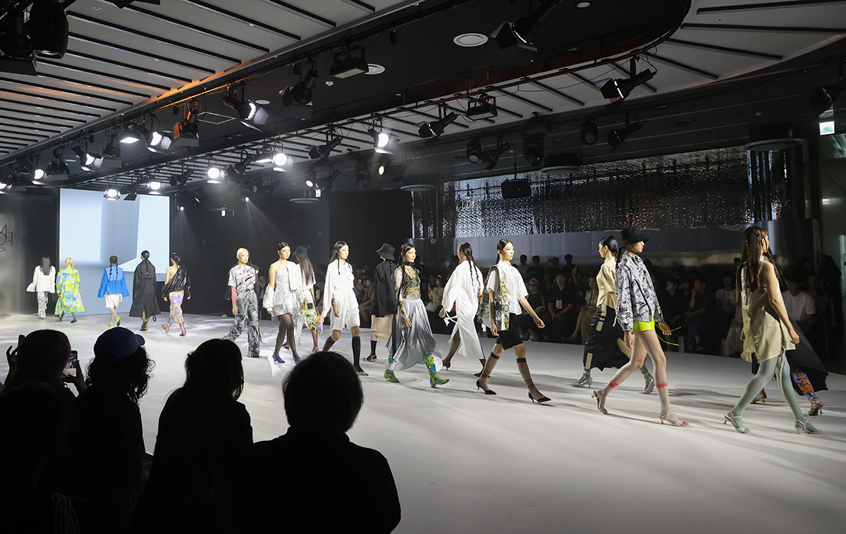Para model berjalan di atas panggung pada Hi Seoul Fashion Show 23F/W-23S/S yang digelar pada tanggal 6 September di DDP Fashion Mall, Jung-gu Seoul. Peragaan busana ini diselenggarakan dengan menggunakan bahan pakaian yang berada di Dongdaemun, pusat mode Kota Seoul. Para pengunjung bisa melihat tren mode Kota Seoul melalui peragaan busana ini. (Yonhap News)