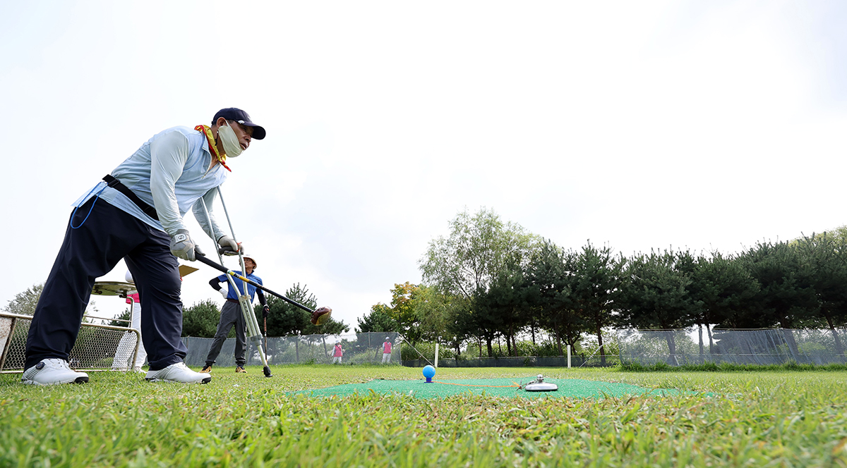 Para peserta berkompetisi dalam Seoul International Invitation Park Golf Tournament for Persons with Disability pertama yang digelar pada tanggal 11 September di Lapangan Golf Taman Piala Dunia, Mapo-gu, Seoul. (Yonhap News)