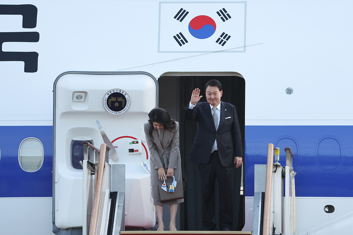 Presiden Yoon Suk Yeol dan Ibu Negara Kim Keon Hee memberikan salam pada tanggal 18 September di Pesawat Air Force One yang akan berangkat dari Bandara Seoul, Seongnam, Provinsi Gyeonggi. Presiden Yoon dan Ibu Kim akan mengunjungi New York untuk menghadiri Sidang Majelis Umum Perserikatan Bangsa-Bangsa ke-78. (Kim Sunjoo)