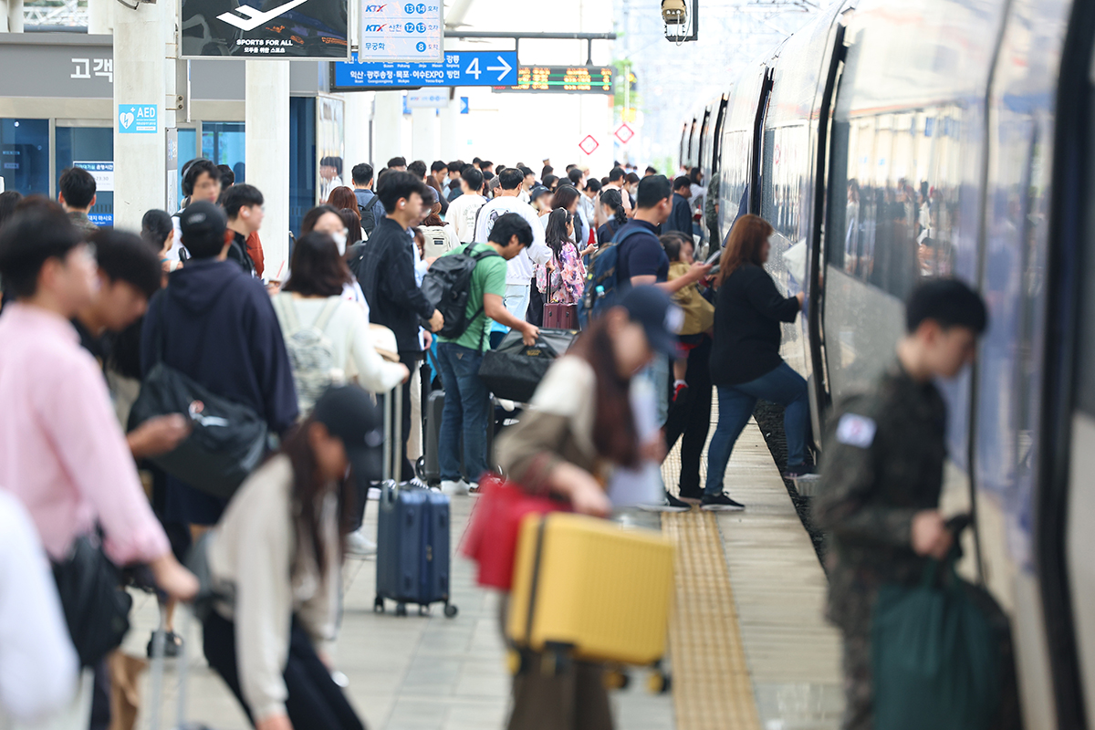 Para penumpang kereta terlihat menaiki kereta untuk pulang ke halaman masing-masing pada tanggal 27 September di Stasiun Seoul. Libur hari raya Chuseok akan dimulai pada tanggal 28 September. (Yonhap News)