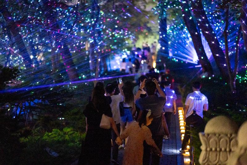 Para pengunjung mengambil foto di Cheong Wa Dae yang diterangi cahaya pada malam hari selama acara Cheong Wa Dae, jalan kaki pada malam hari (terjemahan tidak resmi) yang digelar pada tanggal 8-19 Juni lalu.