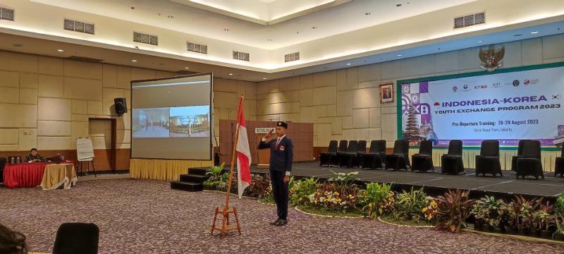 Penghormatan terhadap bendera merah putih oleh salah satu delegasi Indonesia