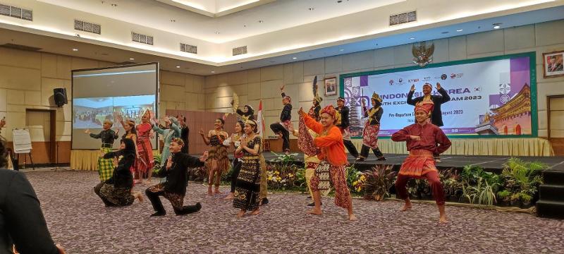 Penampilan kultural oleh seluruh delegasi Indonesia