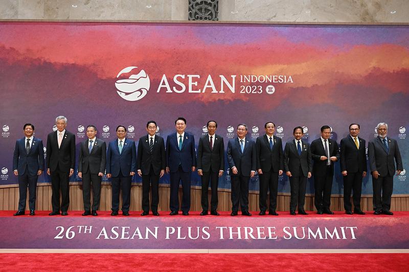 Presiden Yoon Suk Yeol (keenam dari kiri) berfoto bersama para pemimpin negara ASEAN Plus Three yang menghadiri KTT pada tanggal 6 September di Jakarta Convention Center, Indonesia. (Kang Min Seok, Kantor Layanan Keamanan Presiden) 