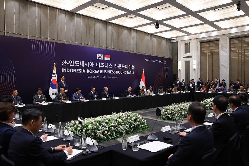 Presiden Yoon Suk Yeol menghadiri Korea-Indonesia Business Roundtable yang digelar pada sore hari tanggal 7 September (waktu setempat) di sebuah hotel di Jakarta, Indonesia. Saat itu 16 buah nota kesepahaman (MoU) dan surat kontrak berhasil ditandatangani. Foto di atas menunjukkan saat Korea-Indonesia Business Roundtable berlangsung. (Jeon Han)