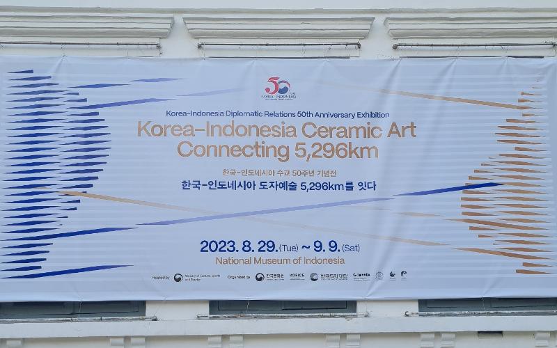 Spanduk Korea-Indonesia Ceramic Art Connecting 5,296 km di Museum Nasional Indonesia.