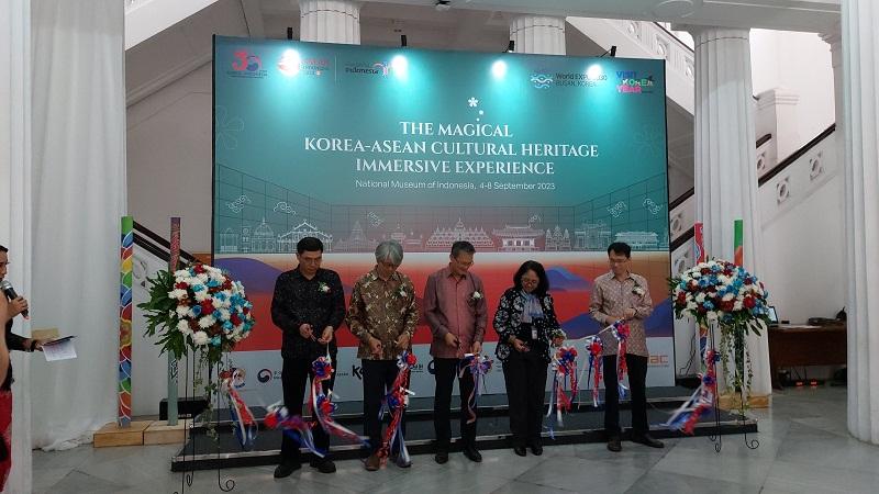 Perwakilan dari Misi Republik Korea untuk ASEAN, KCC, KTO, Museum Nasional Indonesia, dan Korean Art & Culture Association di Indonesia melakukan pemotongan pita untuk meresmikan pembukaan The Magical Korea-ASEAN Cultural Heritage. 