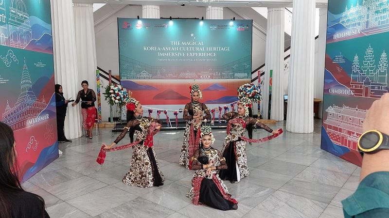 Empat orang penari yang mengenakan pakaian bernuansa batik membuka acara dengan pertunjukan tarian tradisional Indonesia. 