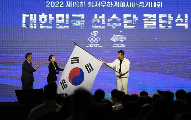 Kepala tim delegasi atlet timnas Korea, Choi Yoon, mengibarkan bendera pada upacara pelepasan para atlet tim nasional Asian Games Hangzhou yang diselenggarakan pada tanggal 12 September jam tiga siang di Olympic Hall, Seoul Olympic Park, Songpa-gu, Seoul.