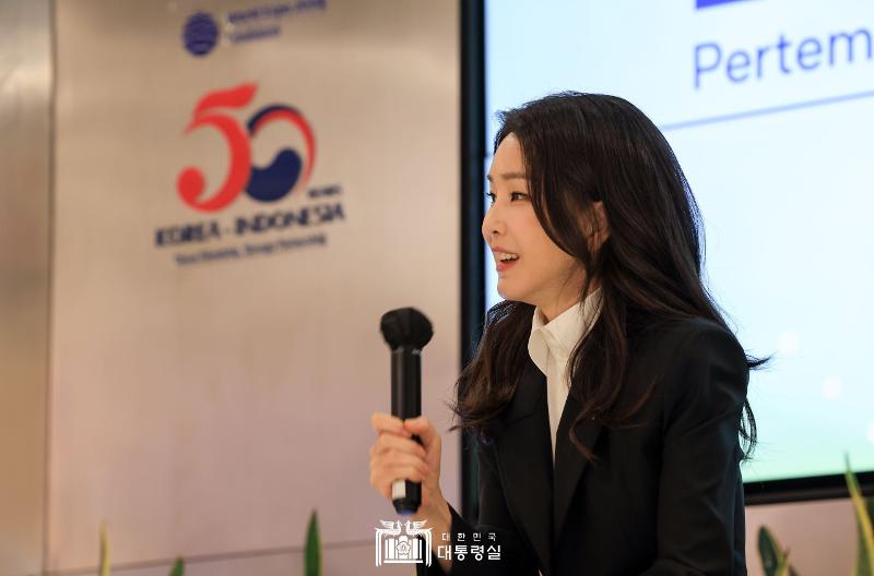 Ibu Negara Republik Korea, Kim Keon Hee, hadir pada K-Culture and Tourism Supporters Gathering yang diselenggarakan pada tanggal 7 September lalu di KOREA 360, Jakarta.