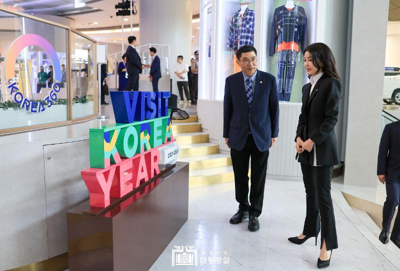 Ibu Negara Kim Keon Hee berkunjung ke Galeri Visit Korea Year di Lotte Jakarta pada Kamis, 7 September 2023.