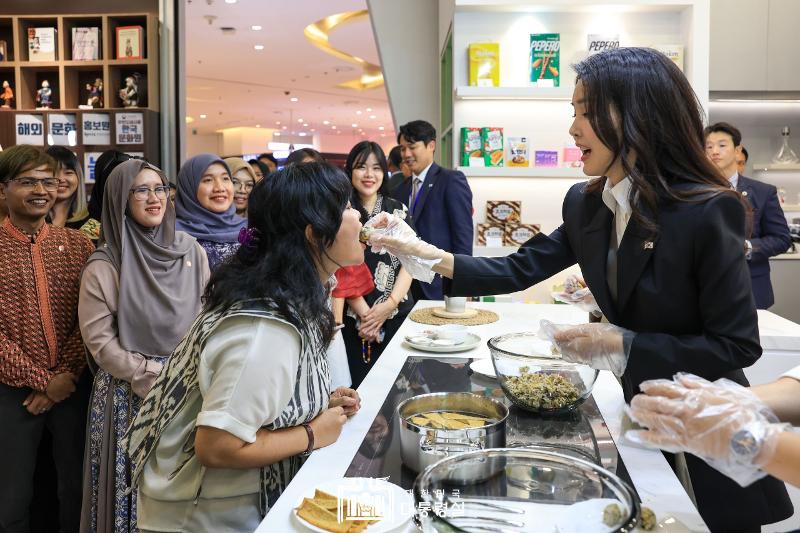 Ibu Negara Kim Keon Hee menyuapi jumeokbap kepada peserta yang hadir dalam K-Culture and Tourism Supporters Gathering pada tanggal 7 September lalu di Korea 360, Jakarta.