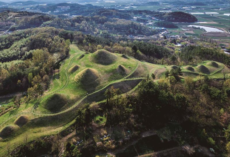 Tujuh buah gundukan tanah di atas makam yang melambangkan peradaban kuno Konfederasi Gaya, diakui menjadi Warisan Budaya Dunia UNESCO. Foto di atas menunjukkan Gyo-dong dan Songhyeon-dong Tumuli di Changnyeong, Provinsi Gyeongsangnam.