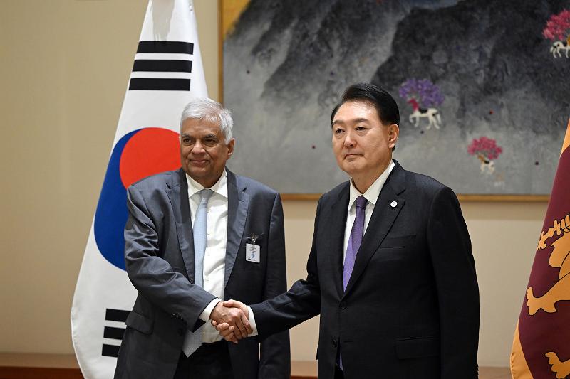 Presiden Yoon Suk Yeol yang mengunjungi Amerika Serikat untuk menghadiri Sidang Majelis Umum PBB ke-78 berjabat tangan dengan Presiden Sri Lanka Ranil Wickremesinghe pada KTT Korea-Sri Lanka yang digelar pada tanggal 18 September (waktu setempat) di New York, AS.