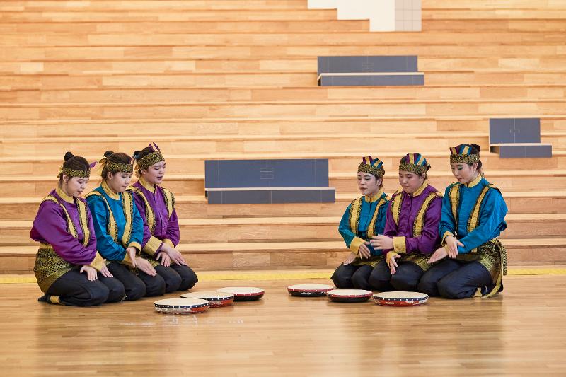 Klub tari tradisional mahasiswa Indonesia Universitas Kyungsung bernama KITA menampilkan Tari Saman pada tanggal 17 September di lobi Teater Seni Asia Culture Center, Dong-gu, Gwangju. 