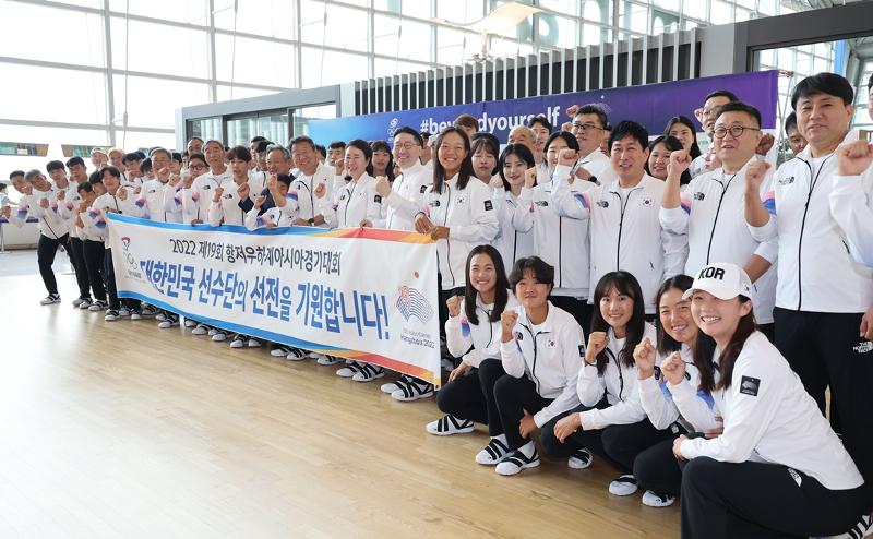 Delegasi utama tim nasional Korea untuk Asian Games Hangzhou berfoto bersama di Bandara Internasional Incheon pada tanggal 20 September. (Yonhap News) 