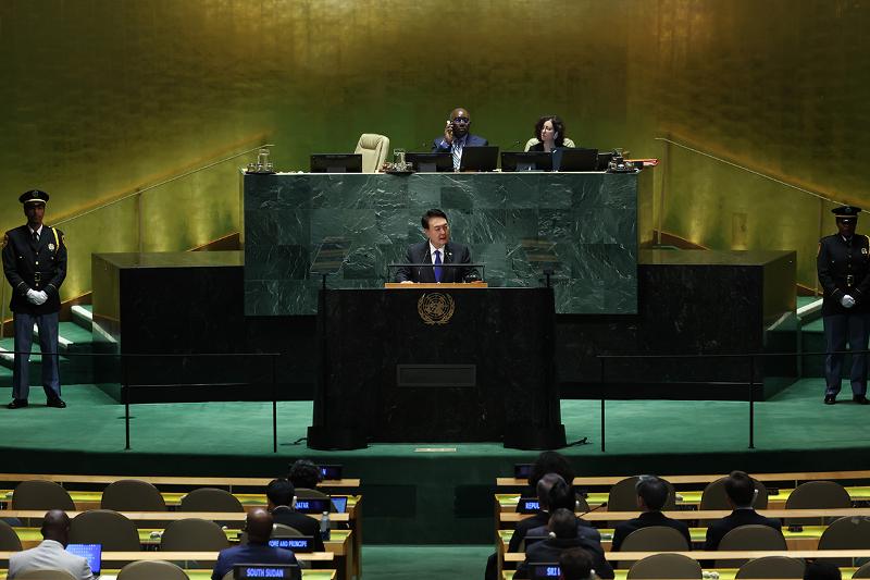 Presiden Yoon Suk Yeol memberikan pidato pada Sidang Majelis Umum Perserikatan Bangsa-bangsa ke-78 yang digelar pada tanggal 20 September (waktu setempat) di Markas Besar PBB, New York, Amerika Serikat. (Kim Yong Wii, Kantor Kepresidenan Republik Korea)