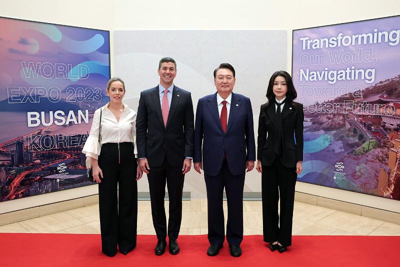 Presiden Yoon Suk Yeol (kedua dari kanan) berfoto bersama Ibu Negara Kim Keon Hee (paling kanan), Presiden Paraguay Santiago Peña (kedua dari kiri), dan Ibu Negara Paraguay Leticia Ocampos pada jamuan makan siang yang digelar tanggal 21 September (waktu setempat). 